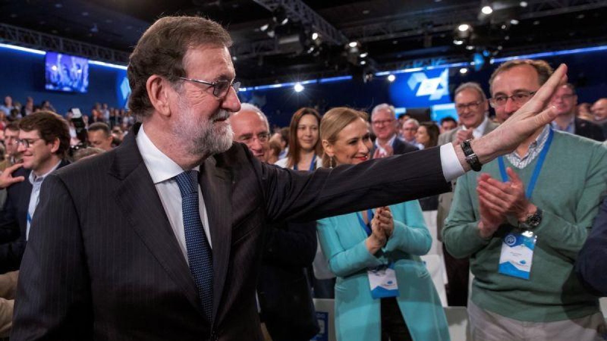 Mariano Rajoy, junto a la presidenta de la Comunidad de Madrid, Cristina Cifuentes, y al presidente del PP vasco, Alfonso Alonso, saluda a los asistentes a la convención, este domingo.