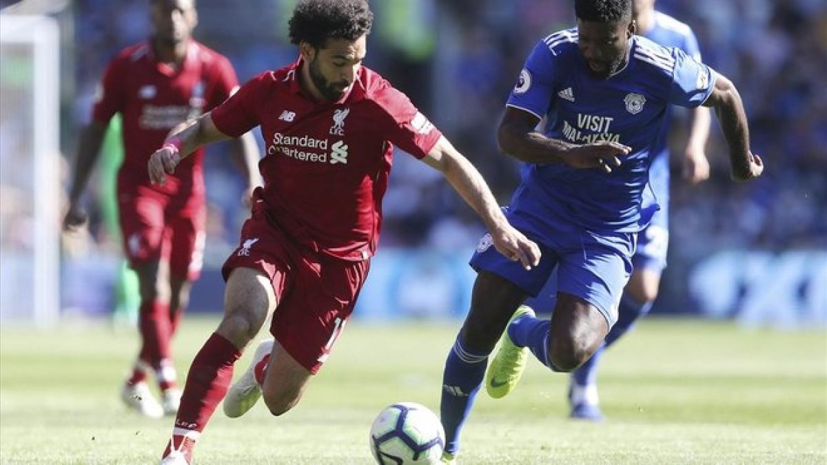 Salah y Manga batallan por el balón en el Cardiff-Liverpool.