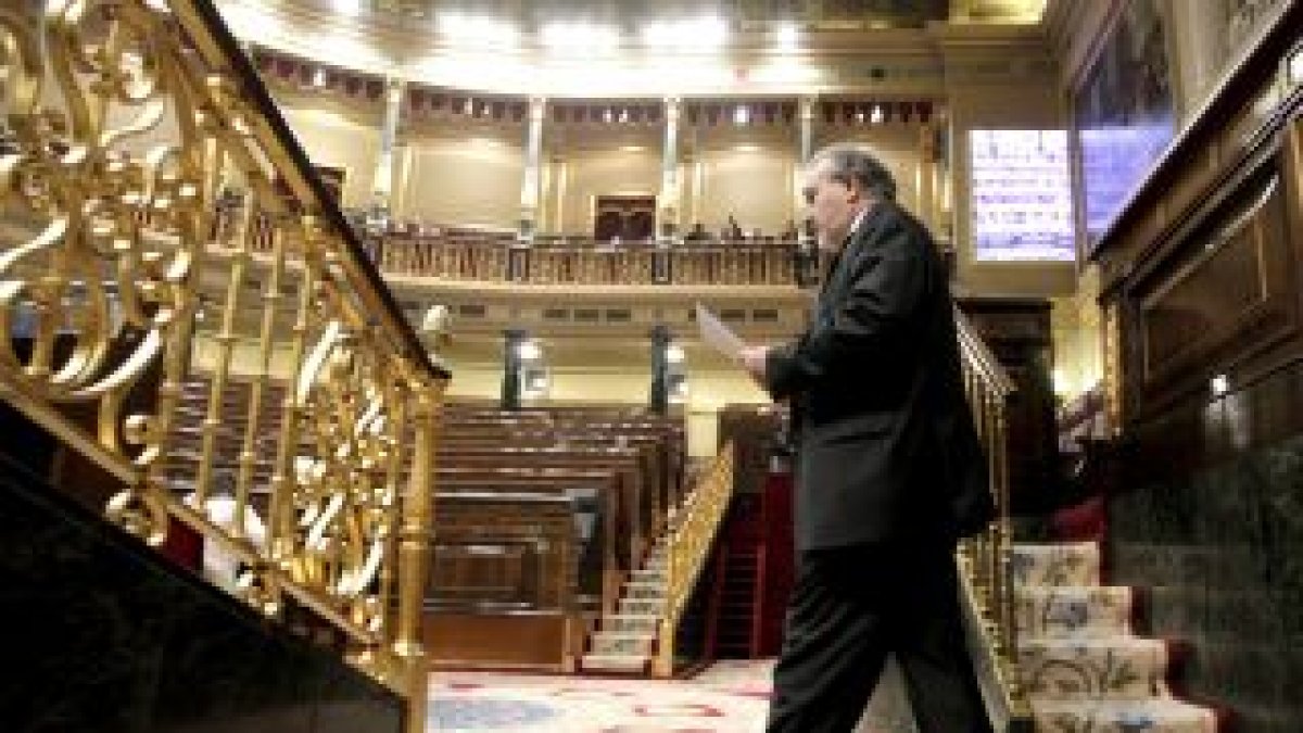 Pedro Solbes, que ha formalizado hoy la renuncia a su escaño como diputado socialista mediante un es