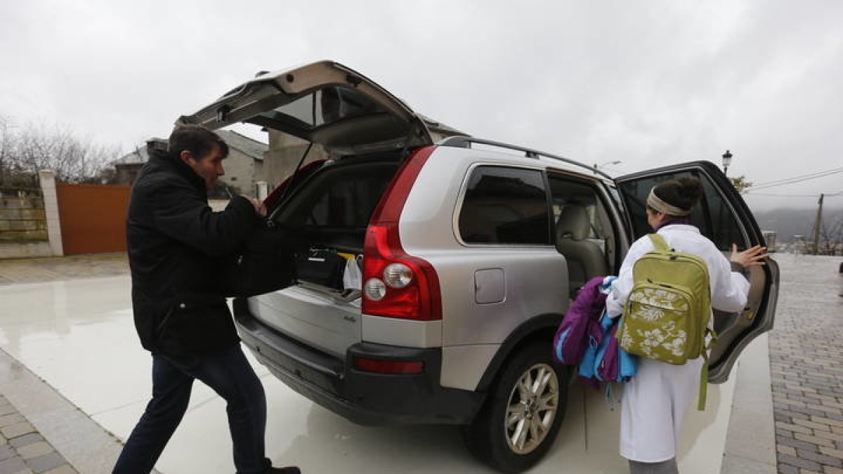 Imagen del viaje que realiza un médico y una enfermera de Atención Primaria en la zona de Puebla de Lillo. JESÚS F. SALVADORES