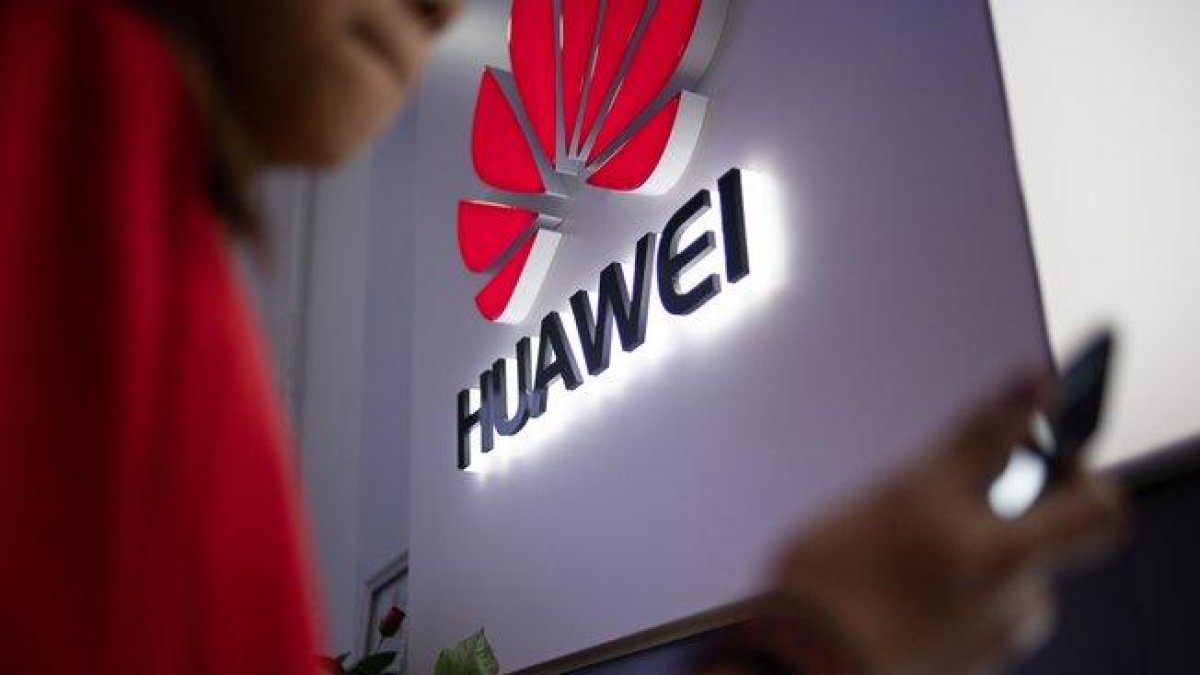 Logotipo de Huawei en una tienda de China.