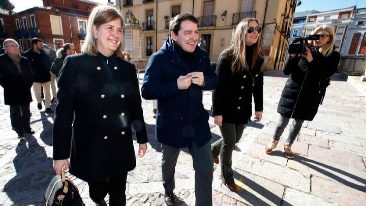 Margarita Torres, junto a Mañueco, tras ser nombrada candidata al Ayuntamiento de León. RAMIRO