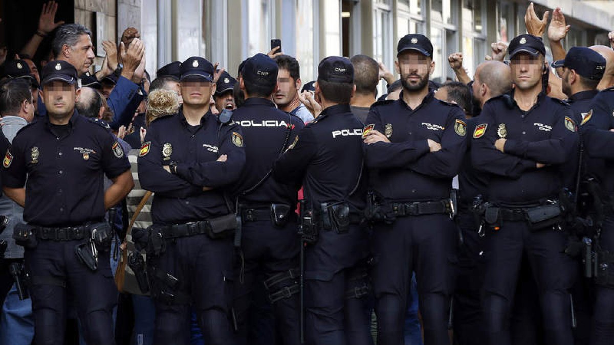 El presidente del PP catalán visitó a los policías. ALBERTO ESTÉVEZ