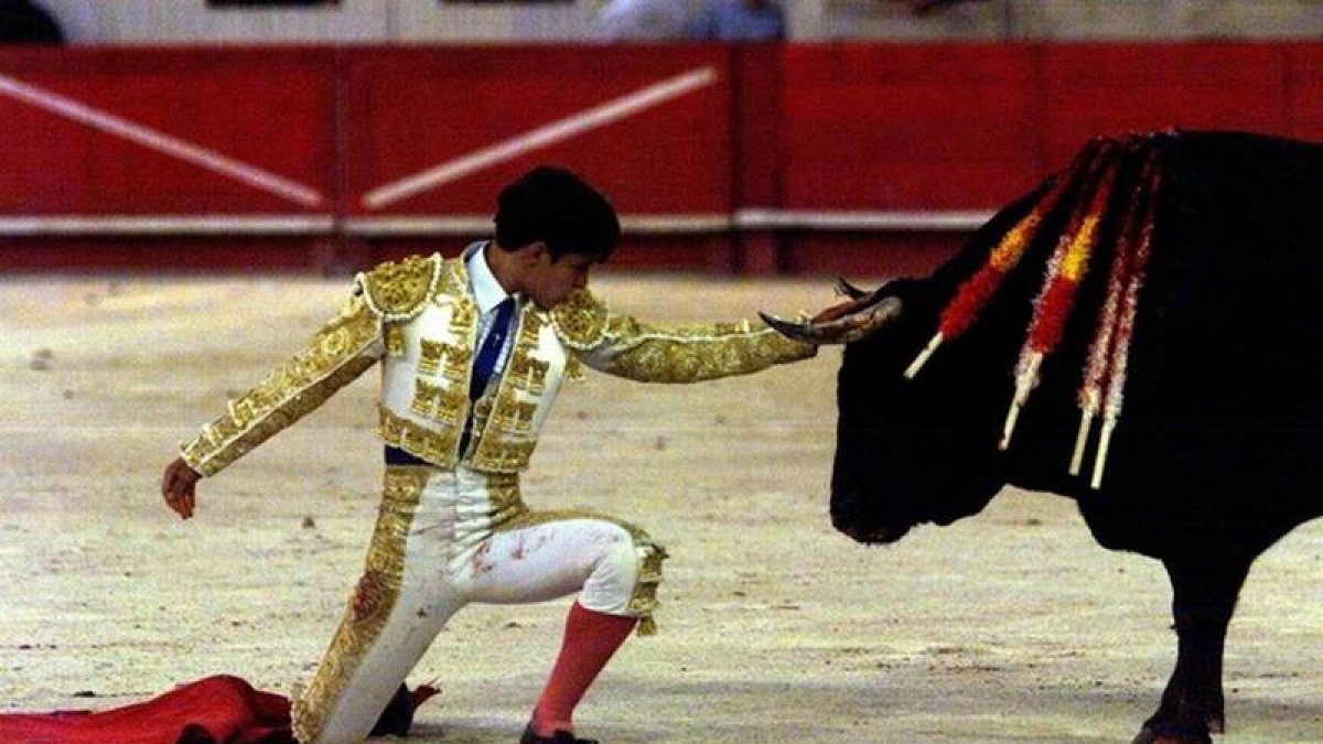 El torero Julián López 'El Juli' se arrodilla ante su segundo toro durante una corrida celebrada en Nimes, Francia, en el 2001.