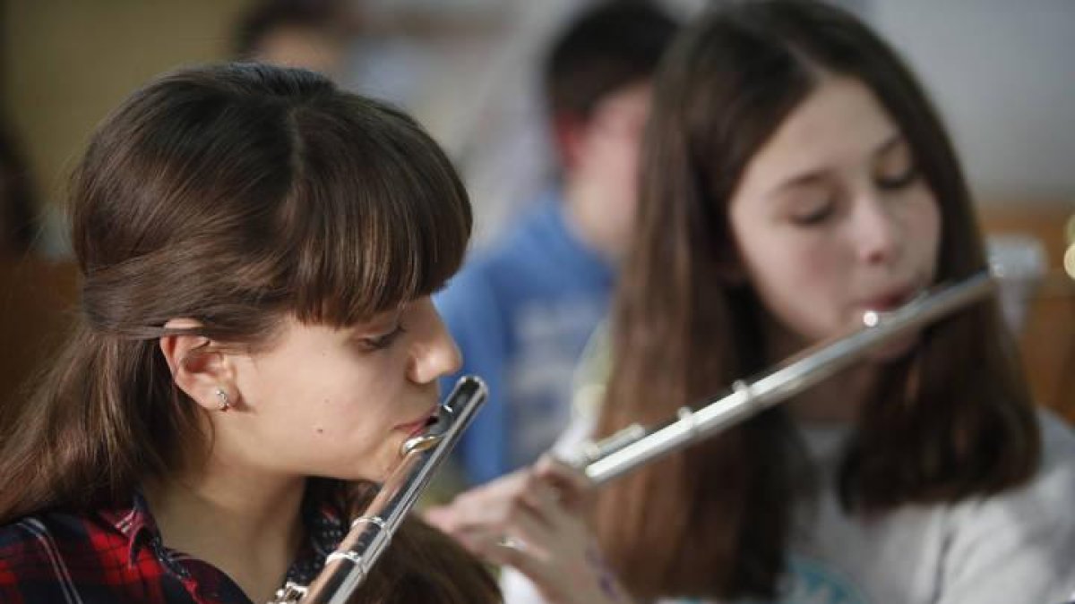 iMAGEN DE DOS ALUMNAS DE LA ESCUELA MUNICIPAL DE MÚSICA