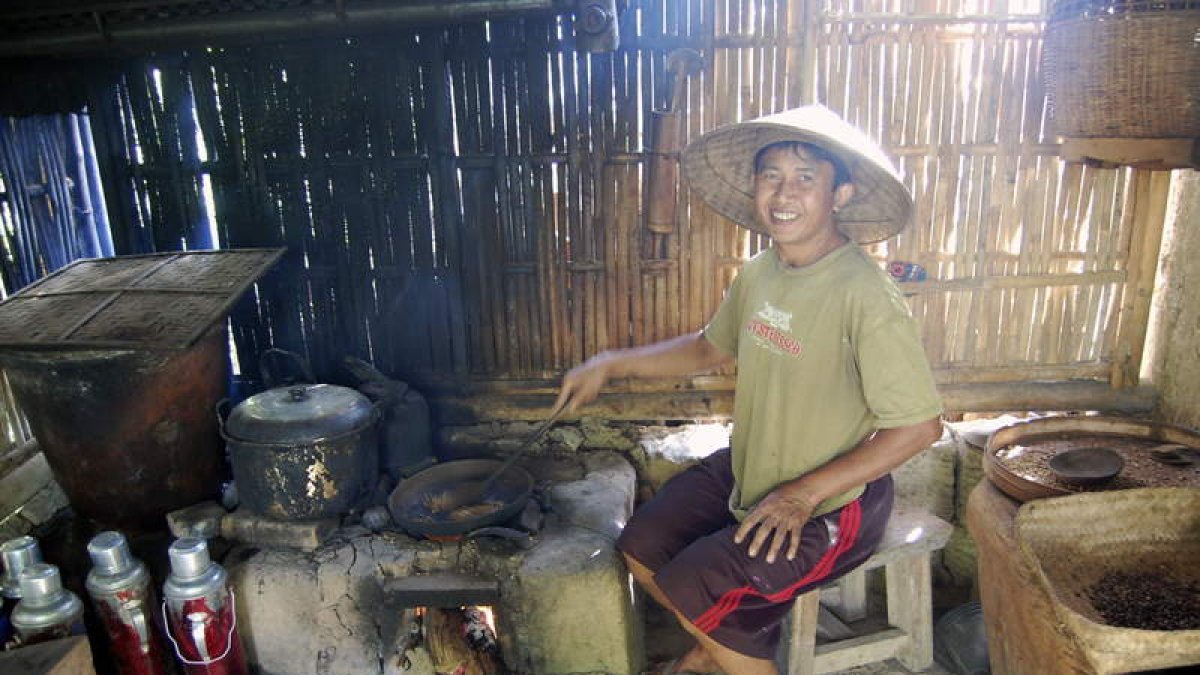 Un hombre indonesio tuesta los granos de ‘kopi luwak’ tras limpiarlos de las heces de las civetas.