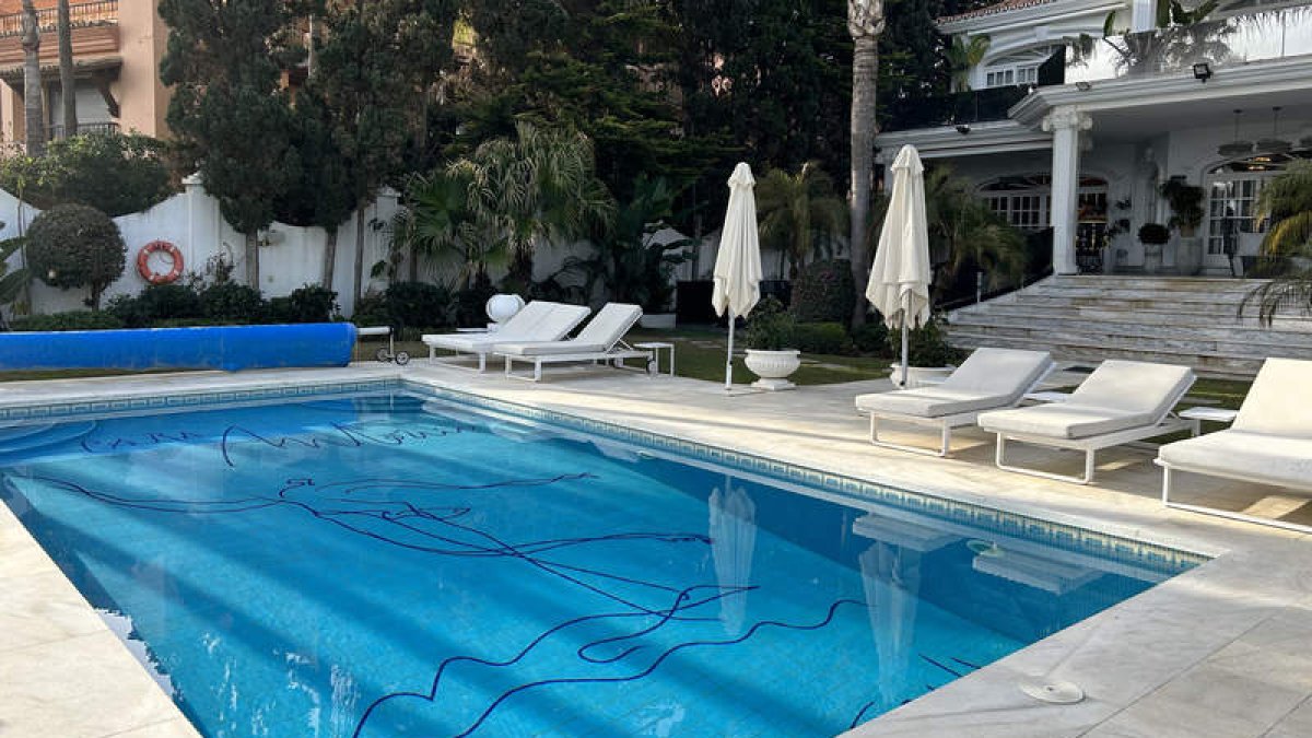 Bañarse sobre un dibujo de Picasso en la piscina de El Martinete es uno de los lujos de la mansión en venta. ESTHER GÓMEZ