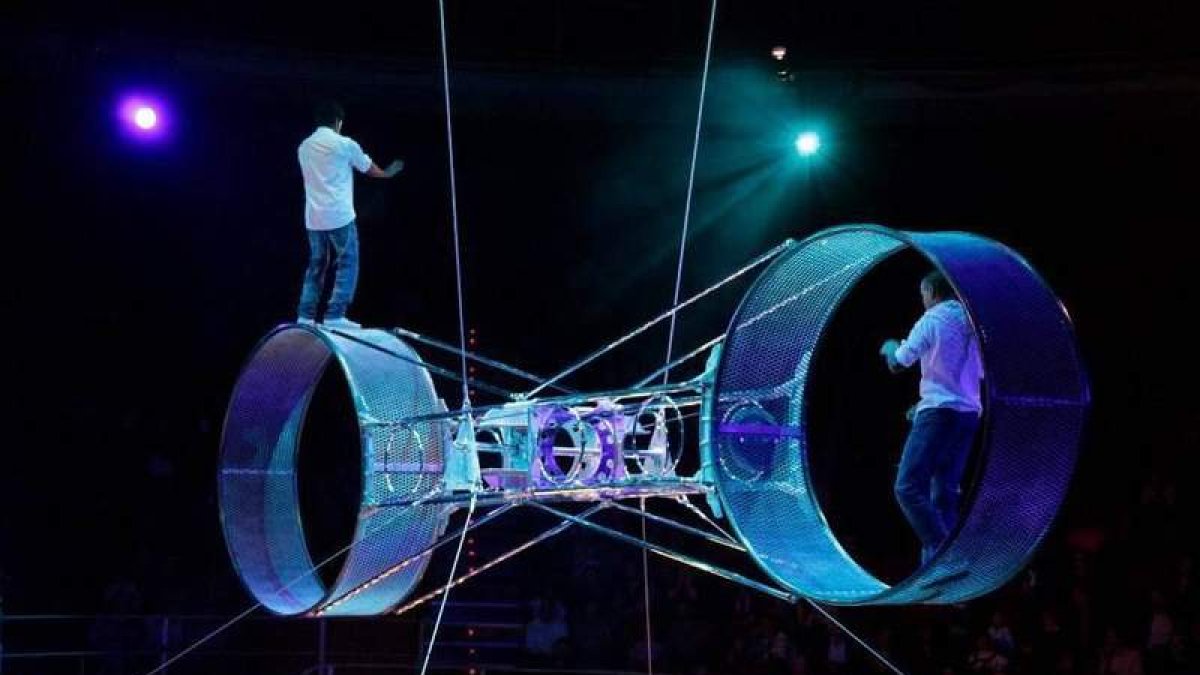Imágenes de dos de los espectáculos del Circus Kaos, que llega ahora a la feria de León