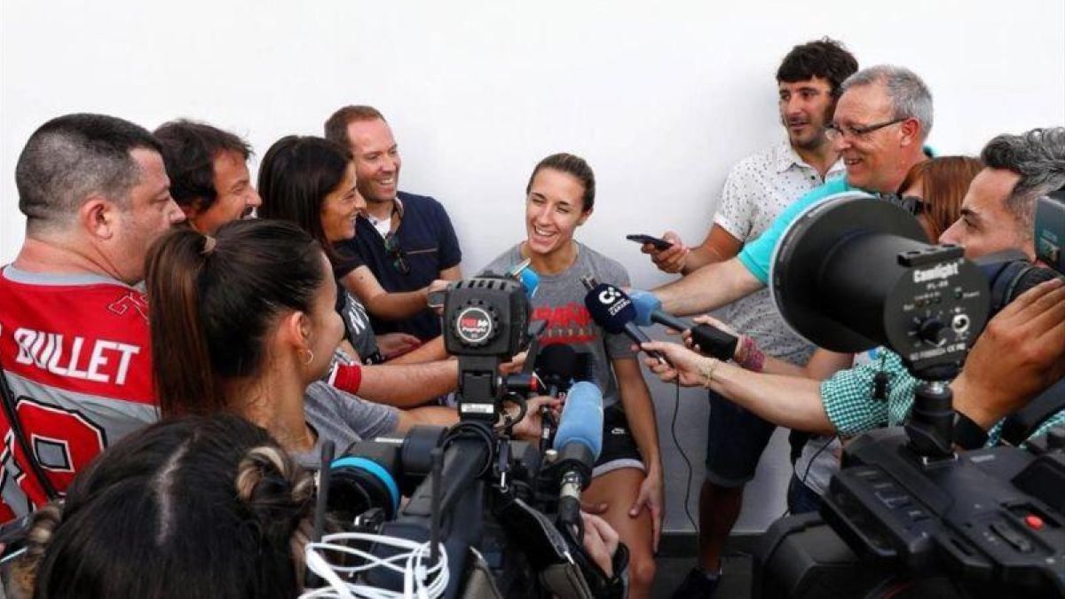 Queralt Casas atiende a los periodistas durante el Mundial que se disputa en Tenerife.