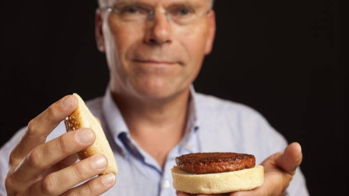 El profesor Mark Post, de la Universidad de Maastricht (Holanda), sostiene una hamburguesa generada en un laboratorio. DAVID PARRY