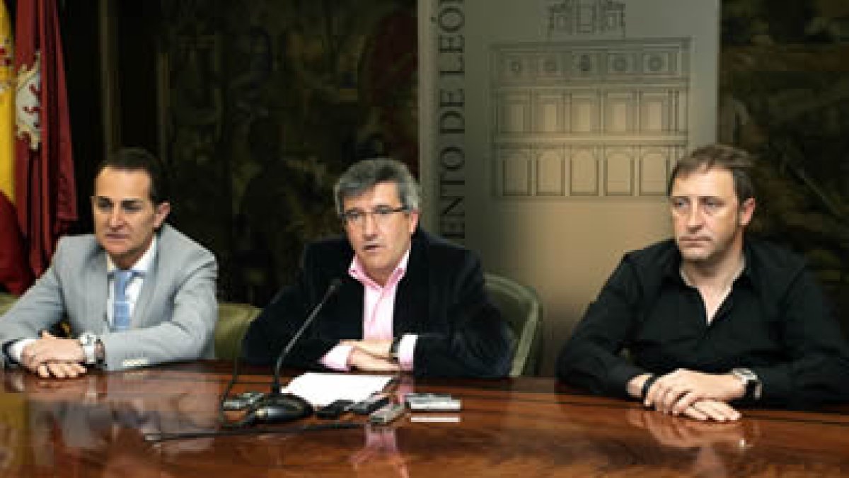 Francisco Fernández, Miguel Ángel Álvarez y Tomás Castro, en la presentación del servicio.