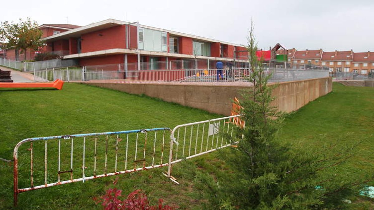 Vallado del colegio Villarromana donde la empresa constructora comenzó ayer las obras de ampliación.