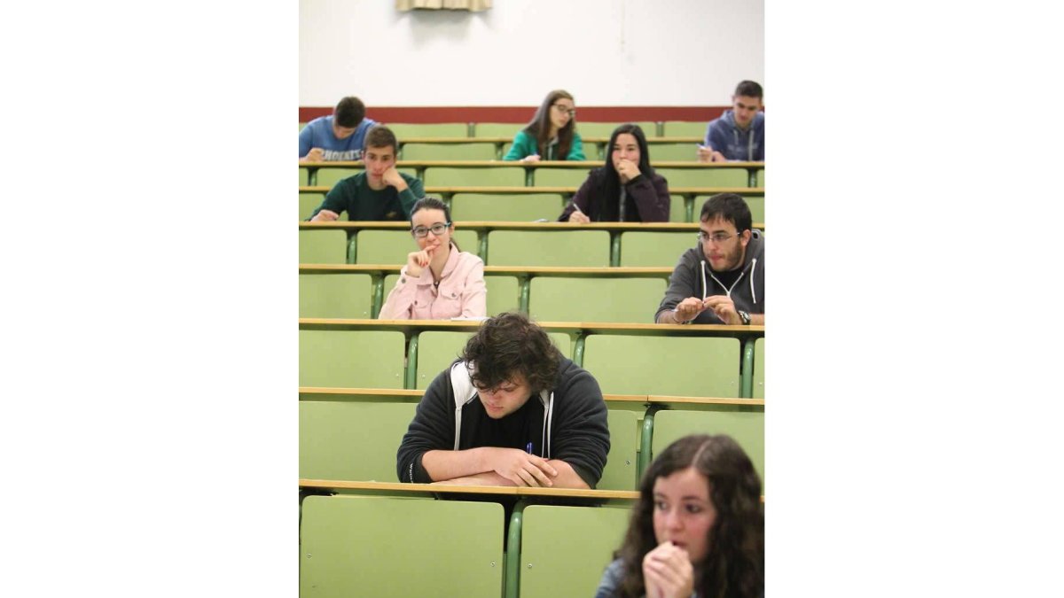 Estudiantes en la Facultad de Derecho durante las pruebas de Selectividad.