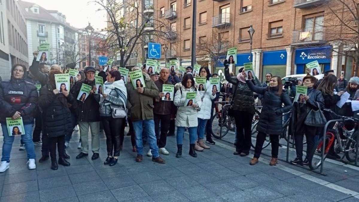 Medio centenar de familiares y vecinos reclama justicia para Esther López mientras presta declaración el principal sospechoso de su muerte. ICAL