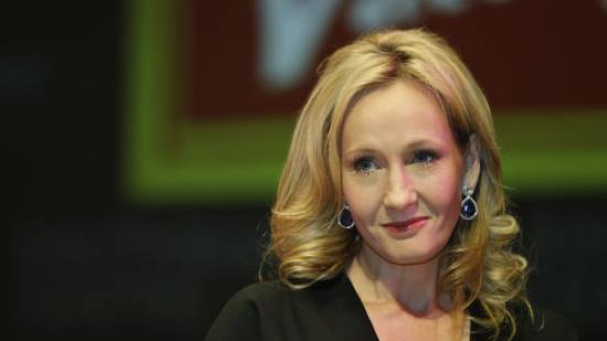 Fotografía de archivo. La autora J. K. Rowling durante la publicación de su libro 'The Casual Vacancy', en Londres.