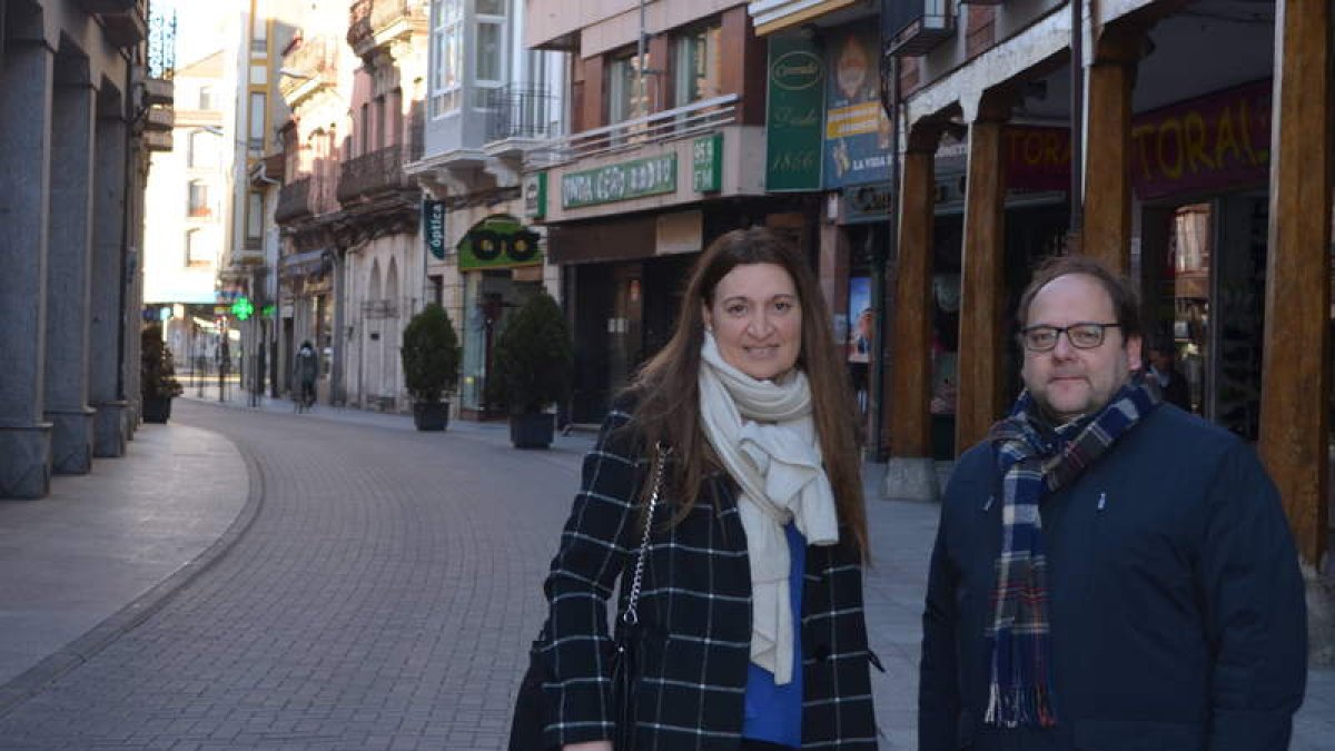 María Elena Baílez y Javier Carrera, ayer en una de las calles más comerciales de La Bañeza. MEDINA