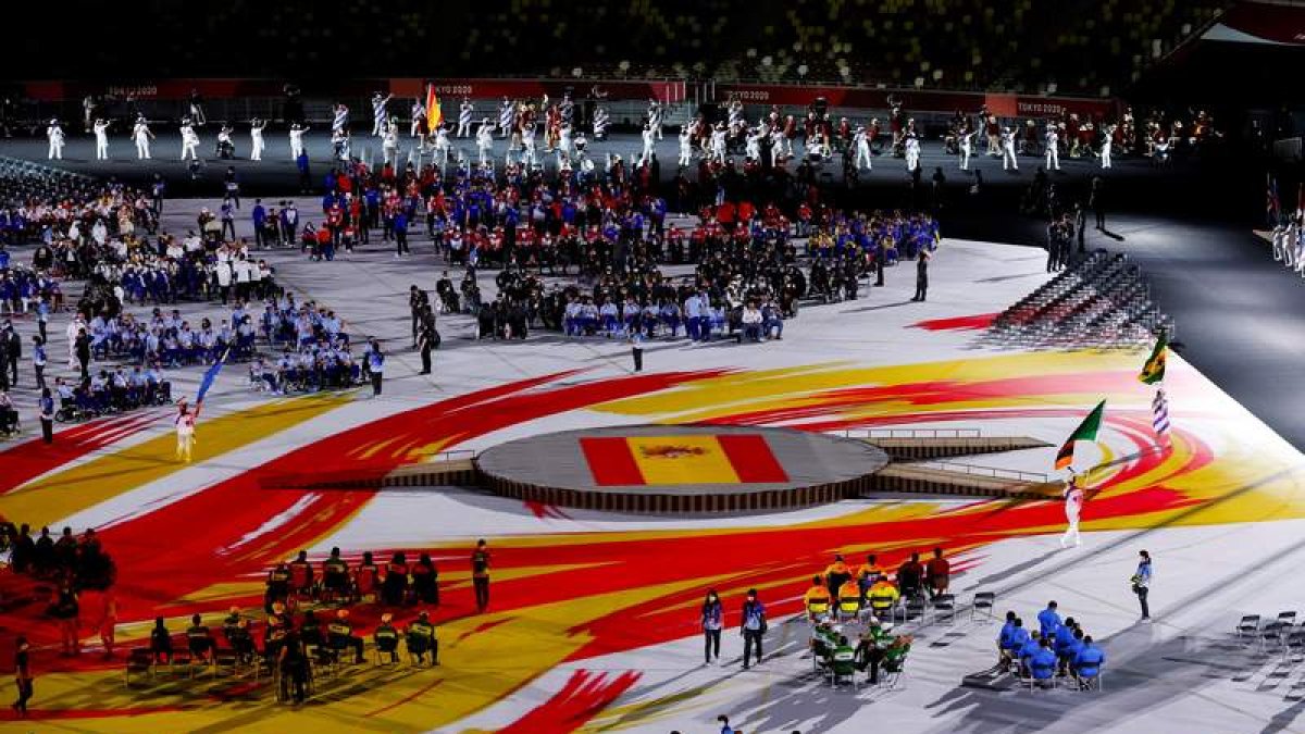 Vista general de la llegada del equipo español al estadio durante la ceremonia de inauguración de los Juegos Paralímpicos de Tokio. GARDYN