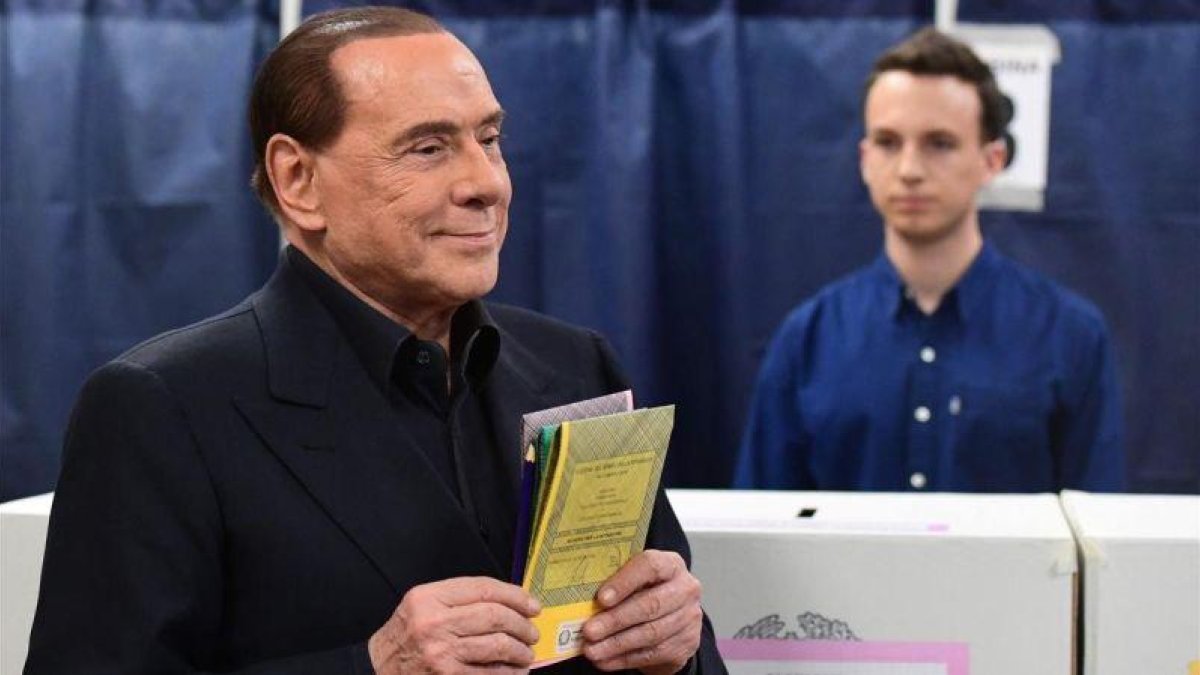 Silvio Berlusconi en su colegio electoral antes de depositar su voto durante la jornada electoral del pasado domingo.