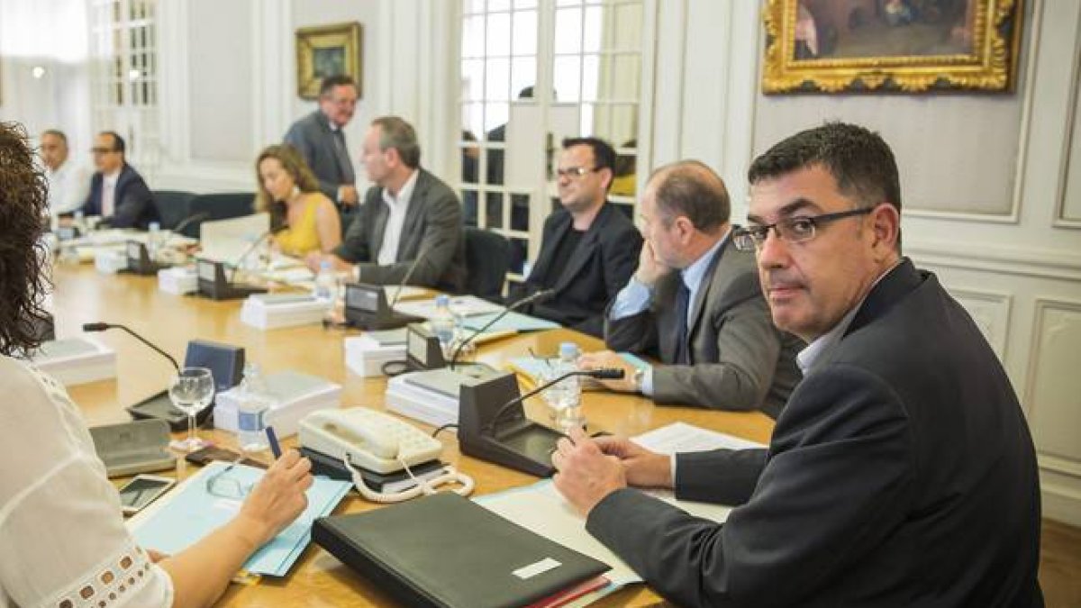 Enric Morera, presidiendo la comisión de Gobierno Interior.