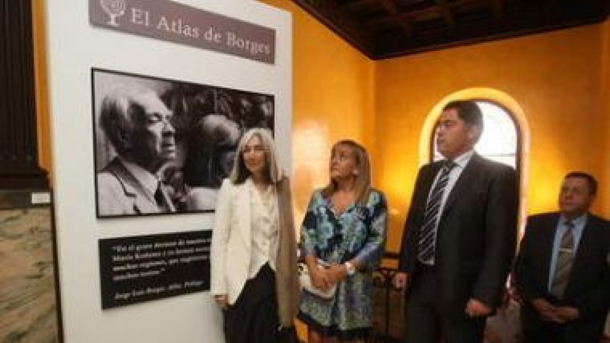 María Kodama durante la visita de la exposición de Borges en el Centro leonés de Arte.