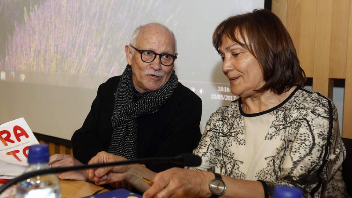 Fabricio Caivano, junto a Pepi Díaz, ayer en la Fundación Sierra Pambley. MARCIANO PÉREZ