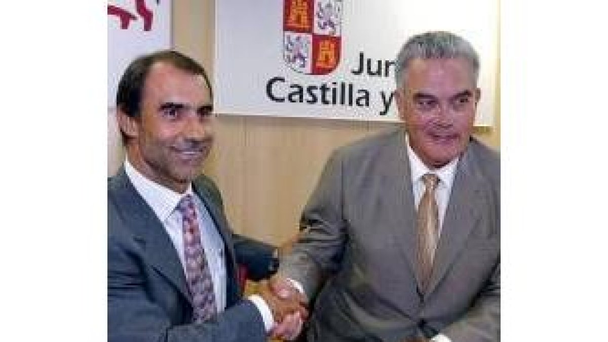 César Antón y Victorino González se saludan al término de la reunión