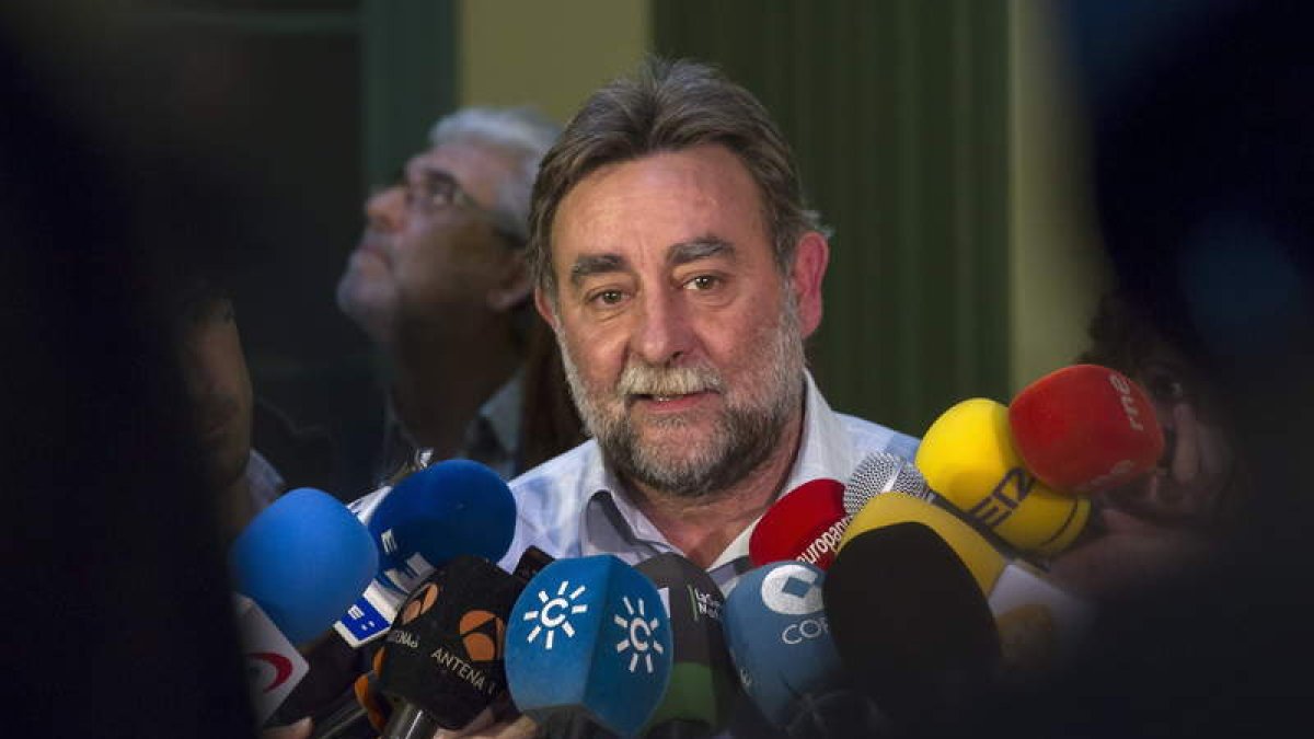 Francisco Fernández Sevilla atiende a los periodistas tras presentar su dimisión.