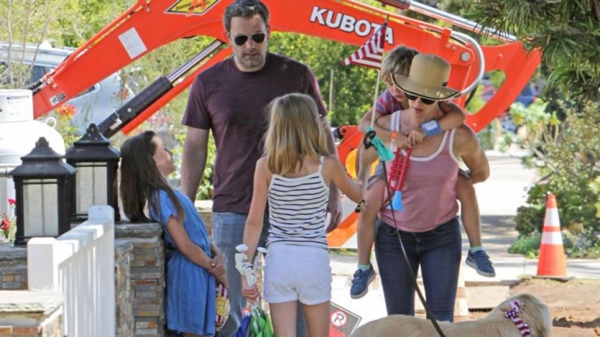 Ben Affeck y Jennifer Garner celebran el 4 de julio con sus hijos Violet, Seraphina y Samuel.