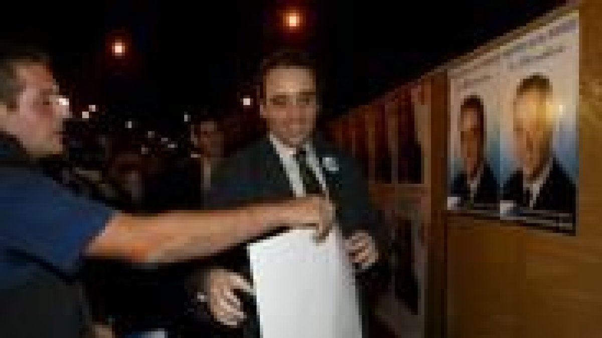 López Riesco se afana en colocar los carteles con su cara en Ponferrada