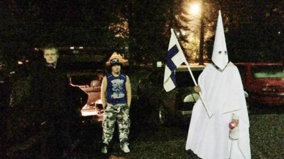 El manifestante vestido con ropas del Ku Klux Klan en la protesta contra los refugiados en Finlandia.