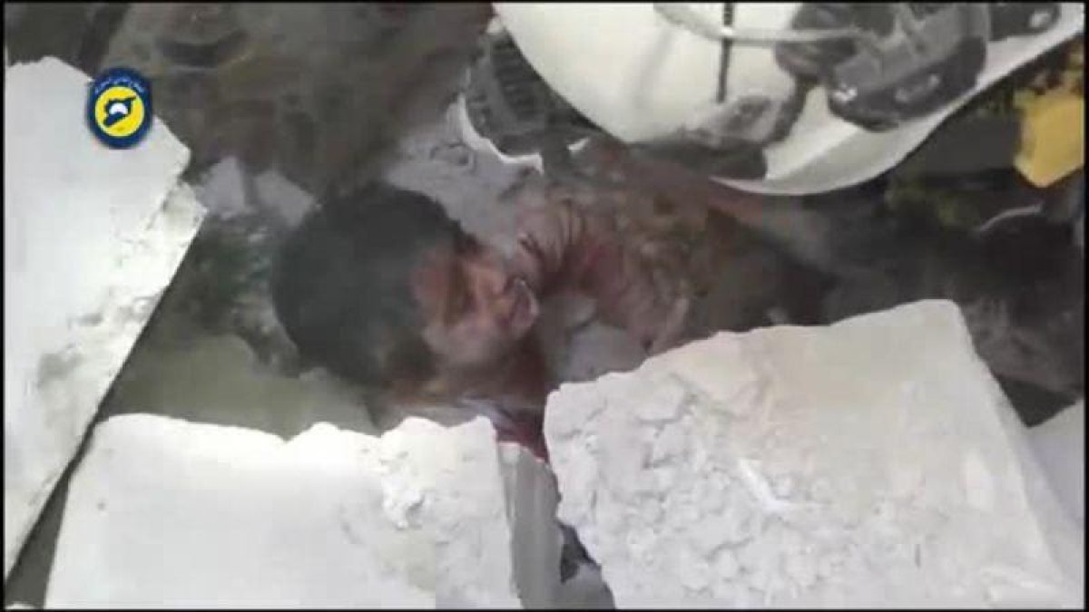 Desesperado rescate de un niño sirio en Alepo.