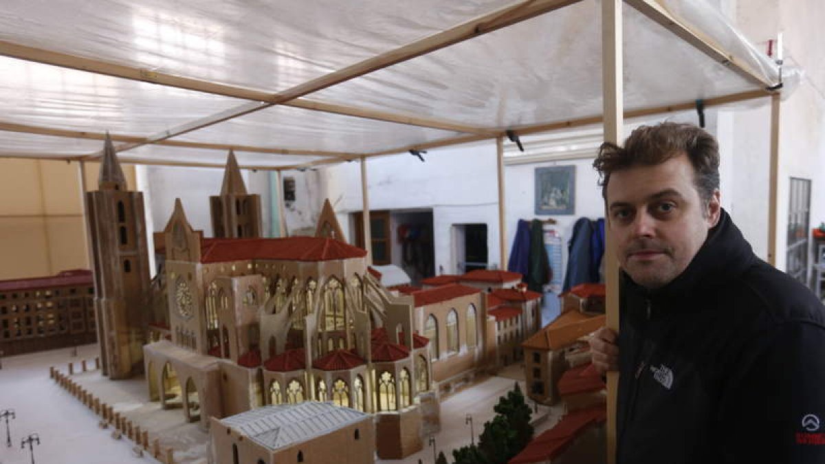 El artesano Luis García con su reproducción de la Catedral, proyecto que le llevará dos años más de trabajo.