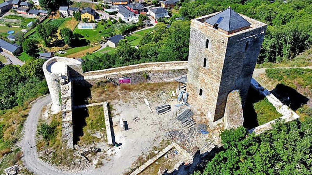 El castillo de Balboa visto desde las alturas ofrece una estampa imponente. DL