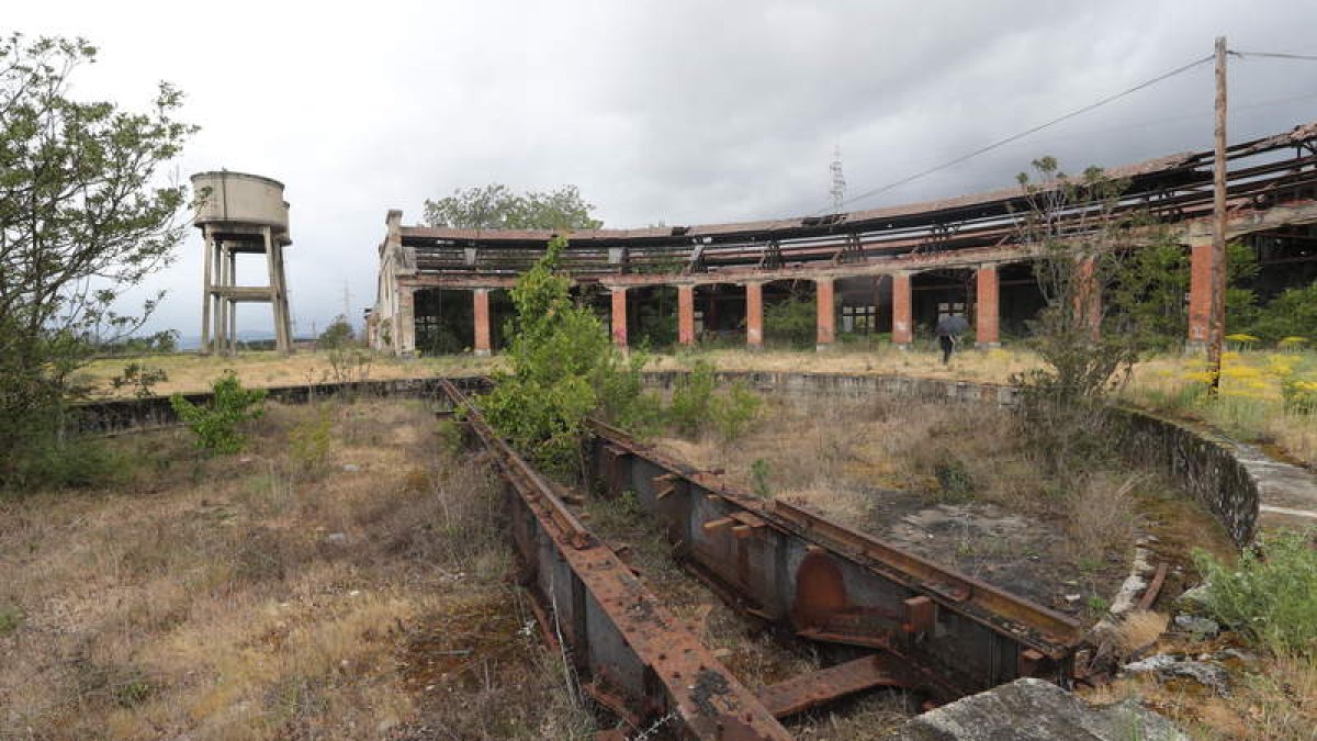 Imagen de archivo de las ruinas del puente giratorio y los hangares de La Placa. ANA F. BARREDO