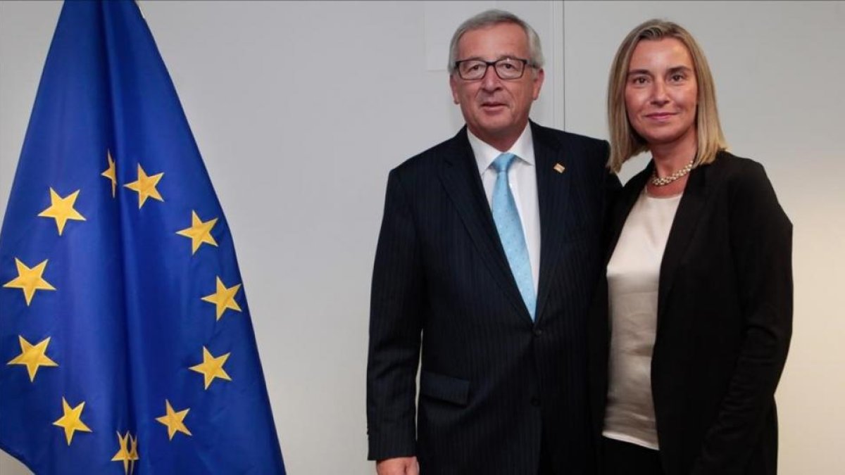 El presidente de la Comisión Europea, Jean Claude Juncker, y la responsable de política Exterior de la UE, Federica Mogherini.
