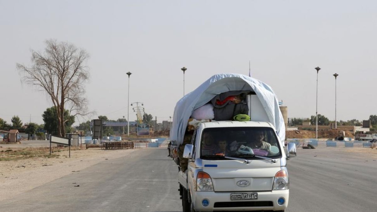 Civiles sirios huyen de los combates en la ciudad de Hasakah.