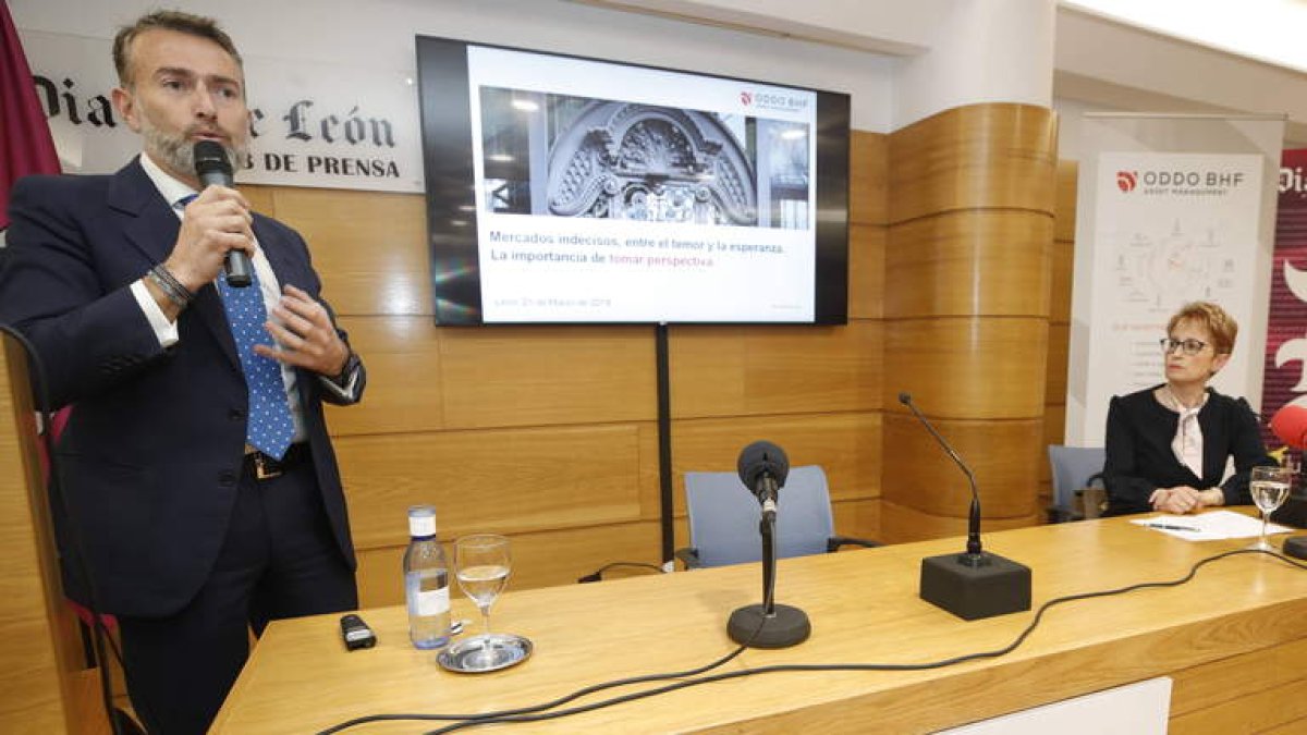 Leonardo López, de Oddo BHF, y María Jesús Soto, de Andbank, ayer en la conferencia del Club de Prensa. RAMIRO