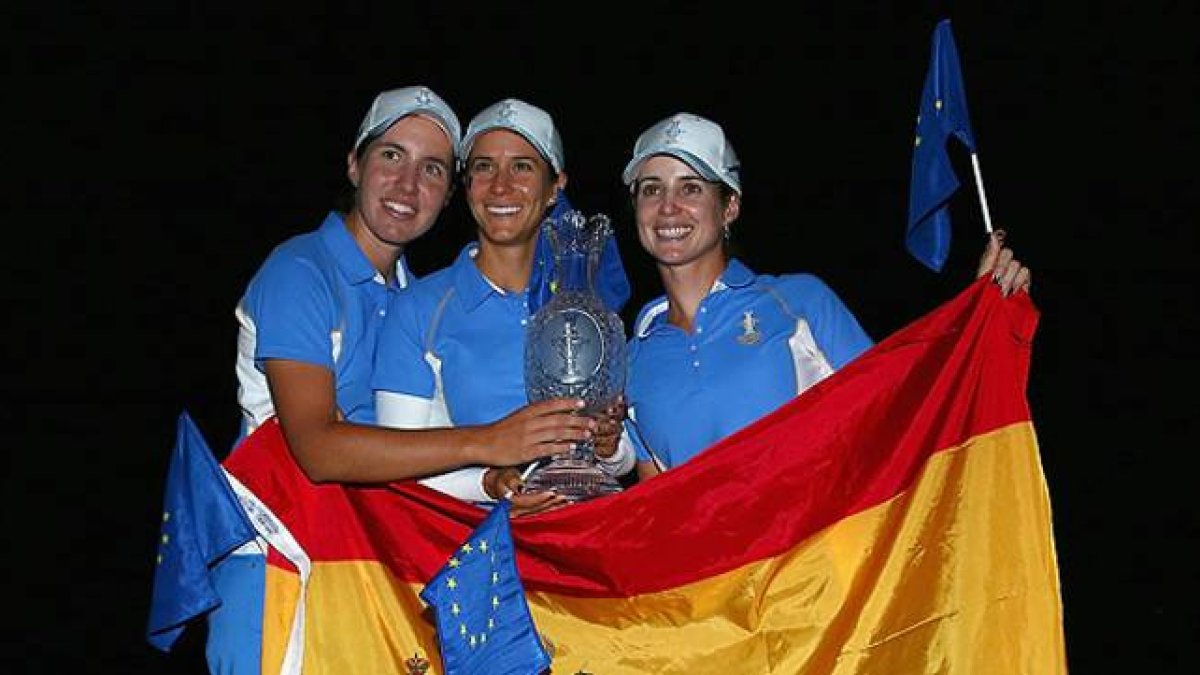 Carlota Ciganda, Azahara Munoz y Beatriz Recari, con el trofeo de la Solhiem Cup.