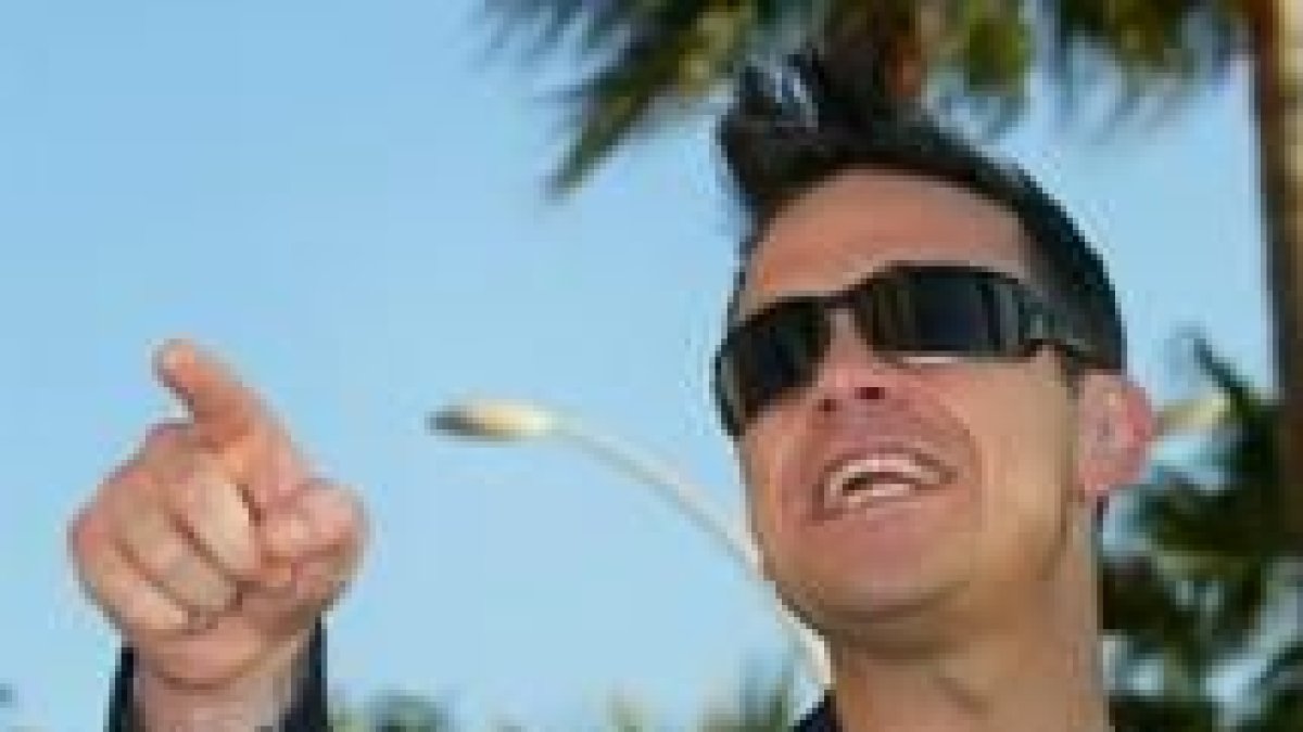 Simpática imagen del cantante Robbie Williams a su llegada a la nueva edición del Midem en Cannes