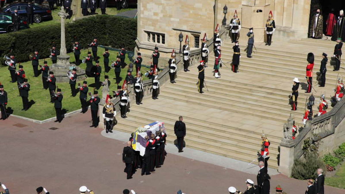 El féretro del duque de Edimburgo portado a hombros para entrar en el castillo. DAVE JENKINS/HANDOUT