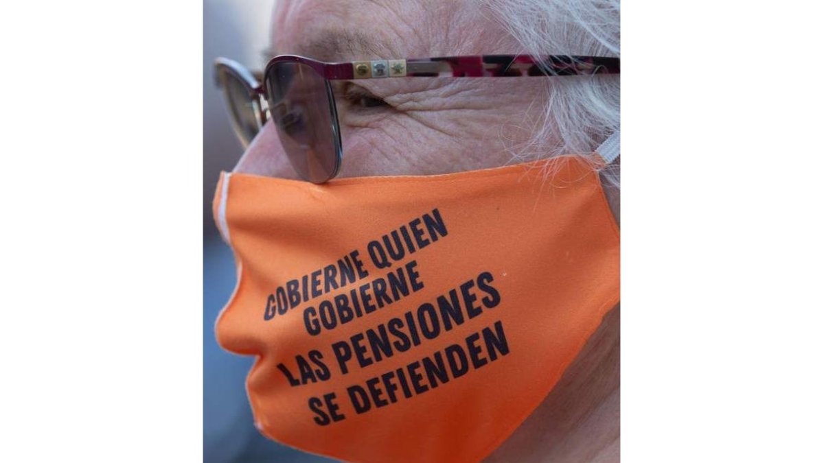 Imagen de una pensionista en una manifestación. ENRIC FONTCUBERTA