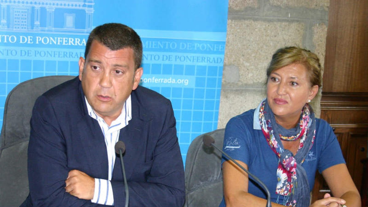 Carlos López Riesco y Teresa Magaz, en la comparecencia del Ayuntamiento.