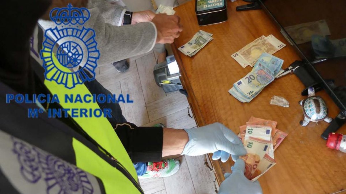 La policía requisa dinero en efectivo junto a diversos efectos hallados durante la actuación que ha tenido lugar en el marco de la operación "Maribel".