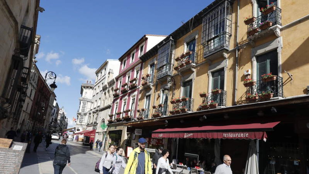 La vía peatonal llena sus fachadas un año más de macetas con flores. RAMIRO