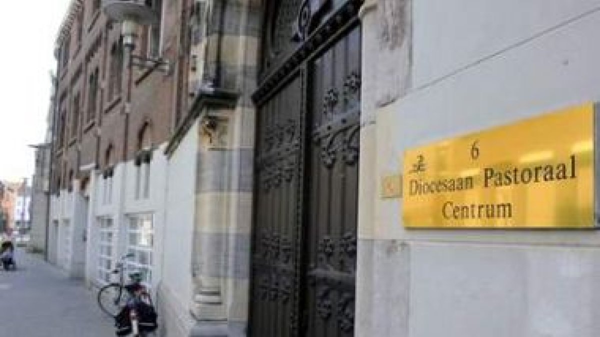 Entrada del Centro Pastoral Diocesano, donde vive el excardenal Godfried Dannels.