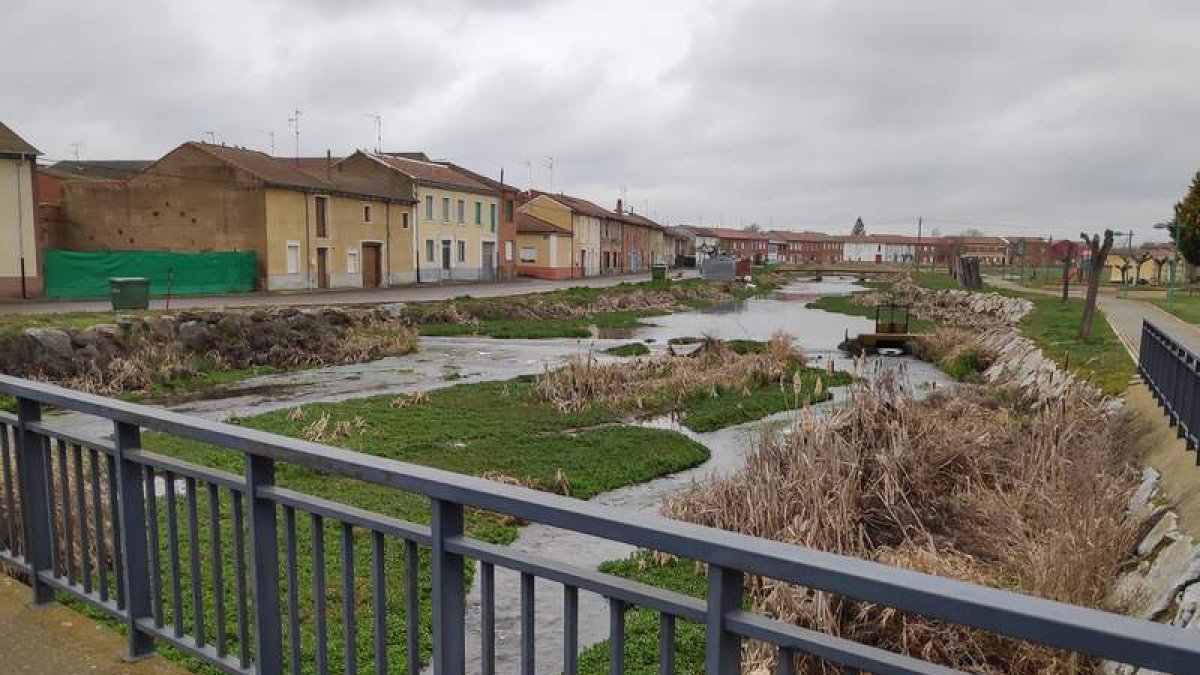 Vista del arroyo de Huerga de Garaballes con el que riegan en la localidad. A. RODRÍGUEZ