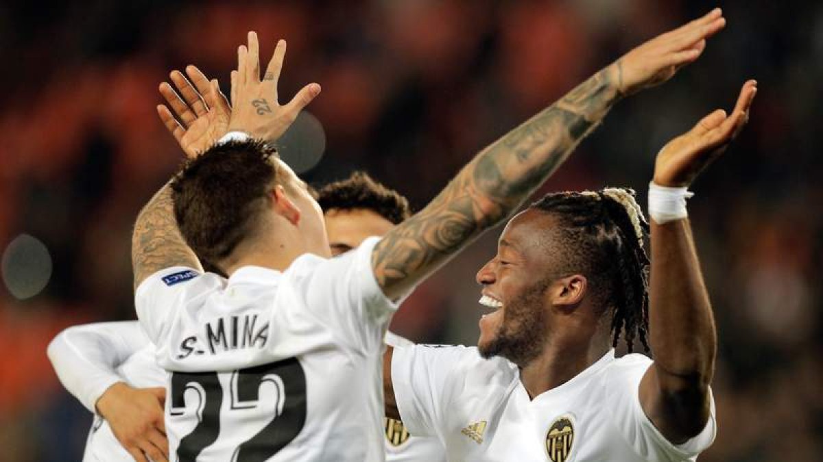 Los jugadores valencianistas celebran el primer gol logrado por Carlos Soler. FOSTERLING