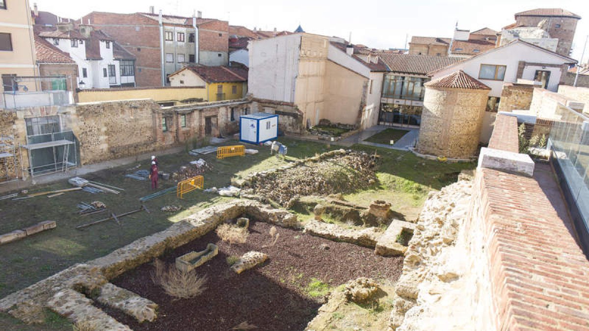 Trabajos en el solar posterior de la Casona de Puerta Castillo para poner en valor los restos romanos. FERNANDO OTERO PERANDONES