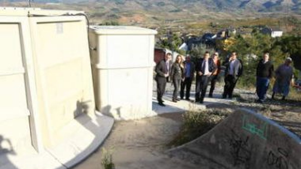 El alcalde y la pedánea de Otero acudieron con los vecinos al nuevo depósito de agua.