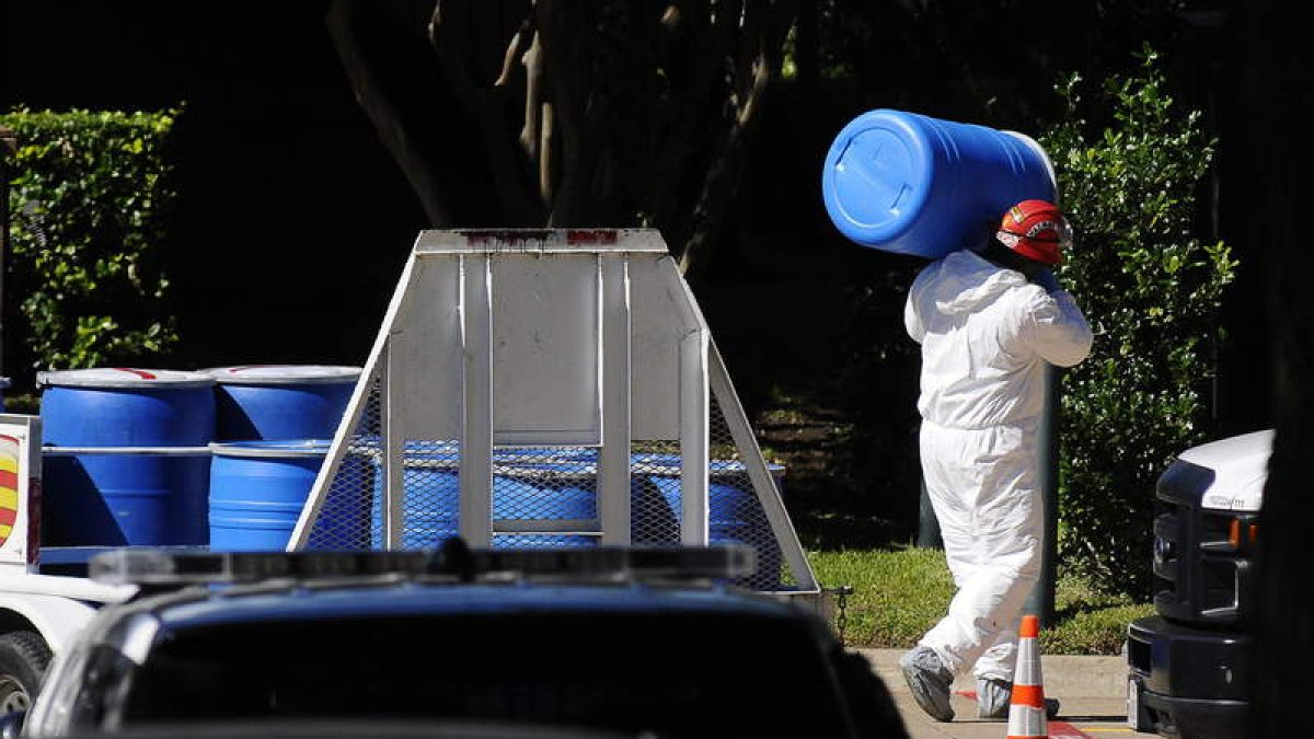 Barriles contaminados son cargados en un proceso de descontaminación en Dallas.